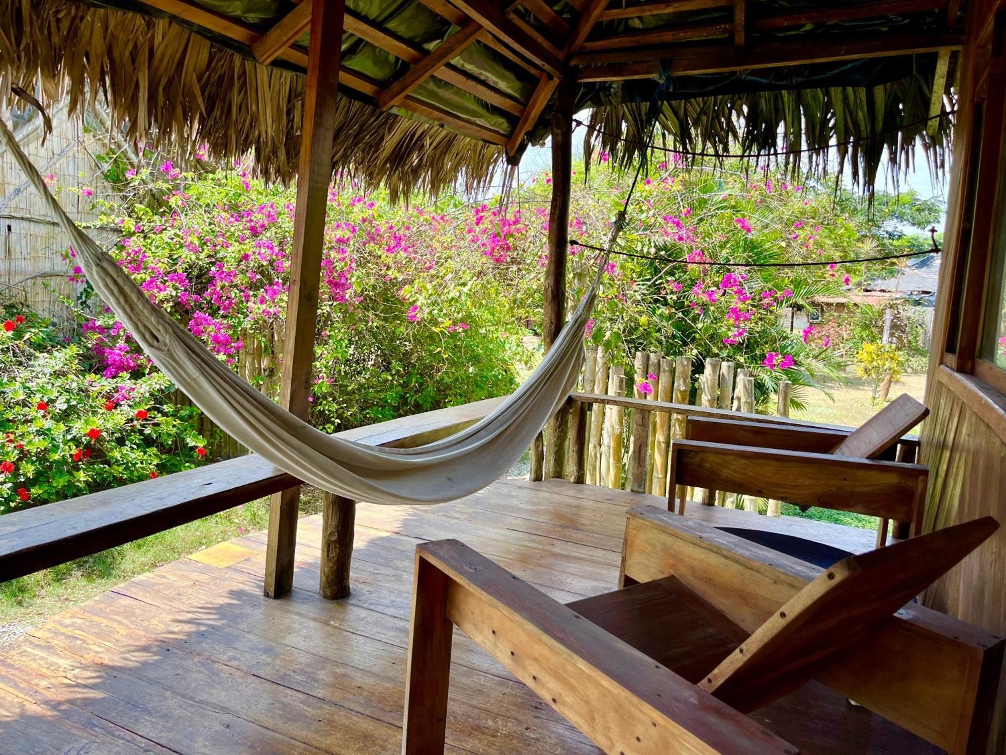 Kamala Surf & Backpacker Hostel Montañita Dış mekan fotoğraf
